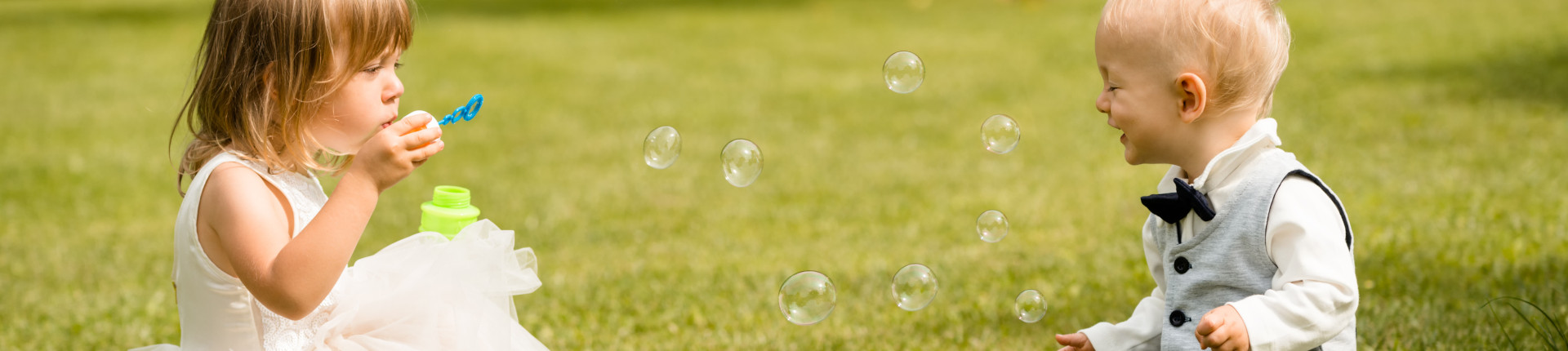 enfants qui joue avec des bulles