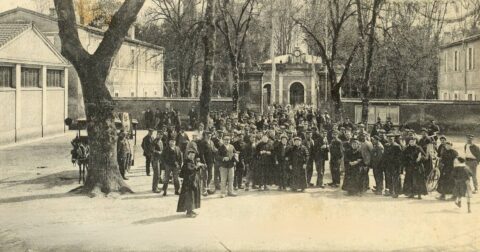 Poudrerie Nationale, sortie des ouvriers des ateliers. Carte postale issues des archives de la Ville