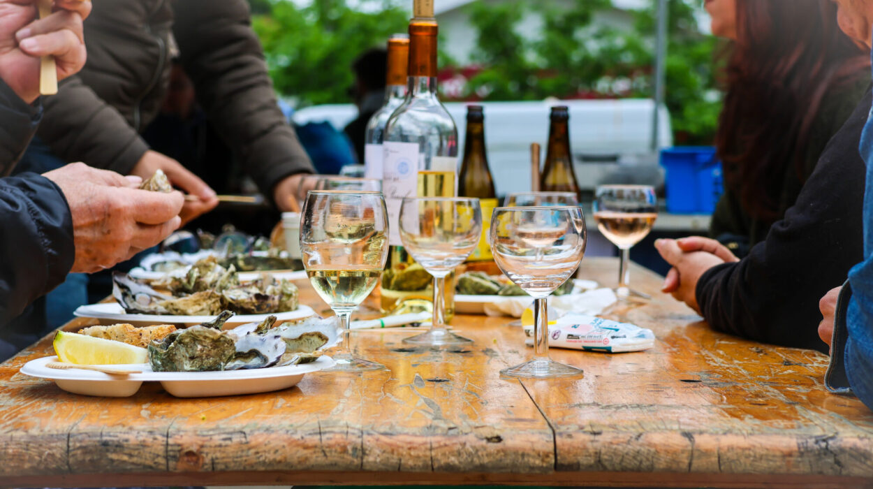 Profitez d'une pause gourmande à l'espace dégustation du marché municipal de Saint-Médard-en-Jalles.