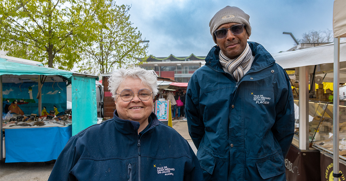 Marie-Hélène, Christophe (sur la photo) et Aurélie, placiers sur le marché de Saint-Médard-en-Jalles